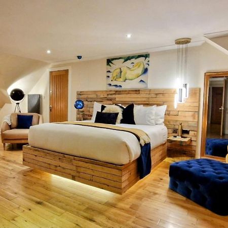 إيردري The Sleeping Dog Room At The Grumpy Schnauzer Bnb Huge Room, Luxe Suite, Private Hot Tub, Breakfast, Gym, Games Room, Farm Stay, Amazing المظهر الخارجي الصورة