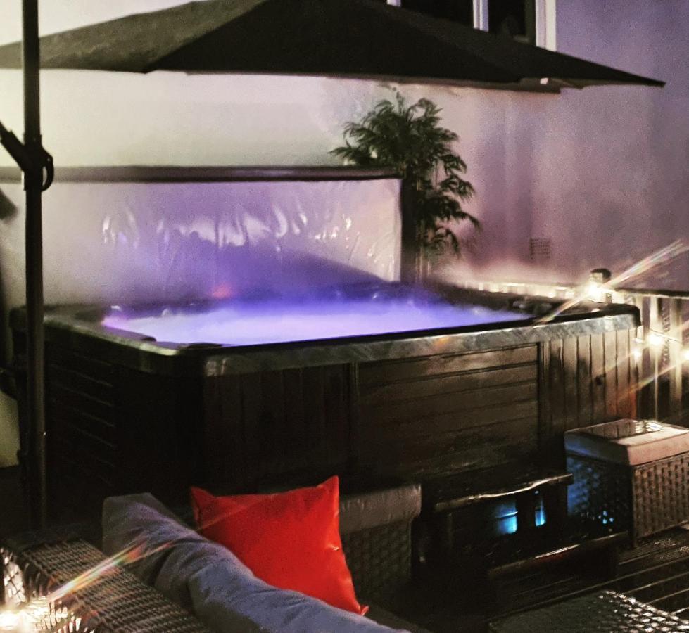 إيردري The Sleeping Dog Room At The Grumpy Schnauzer Bnb Huge Room, Luxe Suite, Private Hot Tub, Breakfast, Gym, Games Room, Farm Stay, Amazing المظهر الخارجي الصورة