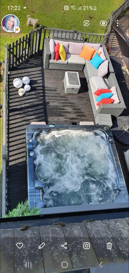 إيردري The Sleeping Dog Room At The Grumpy Schnauzer Bnb Huge Room, Luxe Suite, Private Hot Tub, Breakfast, Gym, Games Room, Farm Stay, Amazing المظهر الخارجي الصورة