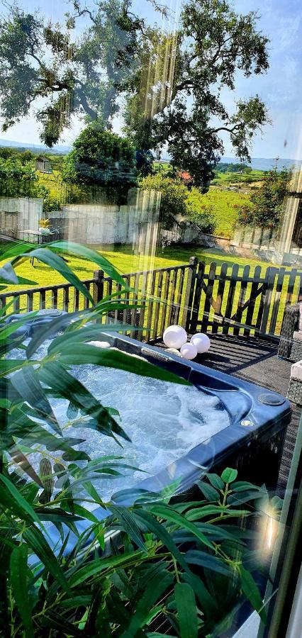 إيردري The Sleeping Dog Room At The Grumpy Schnauzer Bnb Huge Room, Luxe Suite, Private Hot Tub, Breakfast, Gym, Games Room, Farm Stay, Amazing المظهر الخارجي الصورة