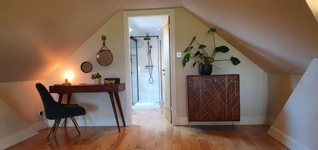 إيردري The Sleeping Dog Room At The Grumpy Schnauzer Bnb Huge Room, Luxe Suite, Private Hot Tub, Breakfast, Gym, Games Room, Farm Stay, Amazing المظهر الخارجي الصورة