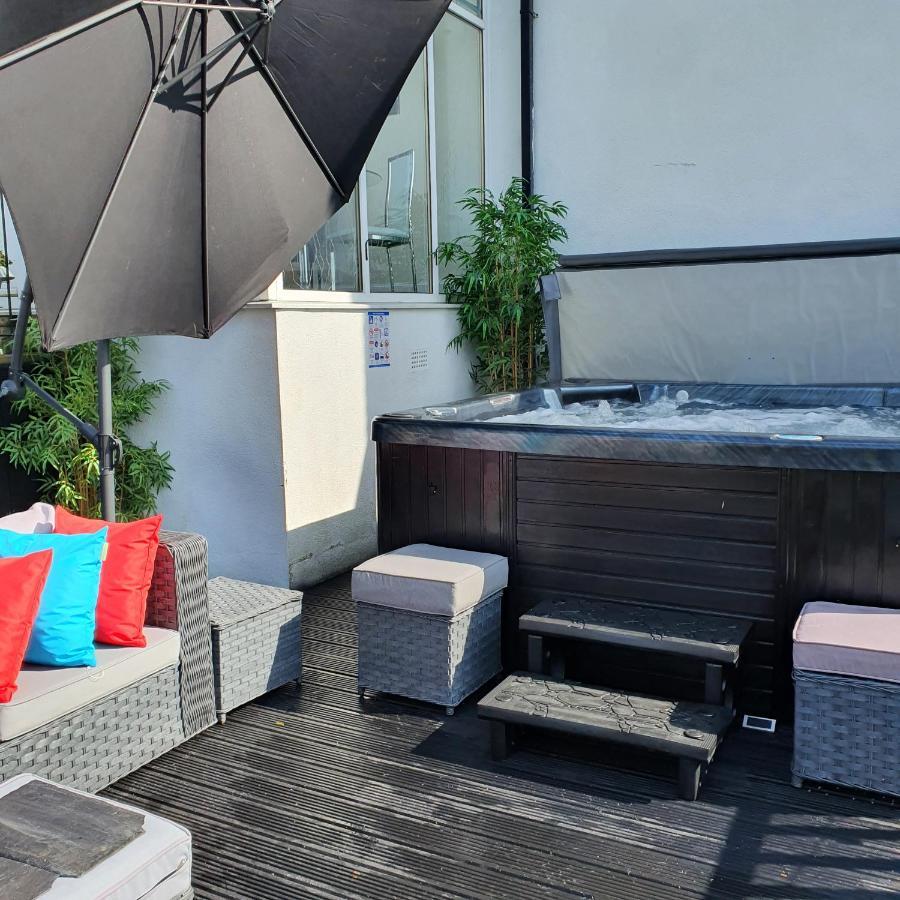 إيردري The Sleeping Dog Room At The Grumpy Schnauzer Bnb Huge Room, Luxe Suite, Private Hot Tub, Breakfast, Gym, Games Room, Farm Stay, Amazing المظهر الخارجي الصورة
