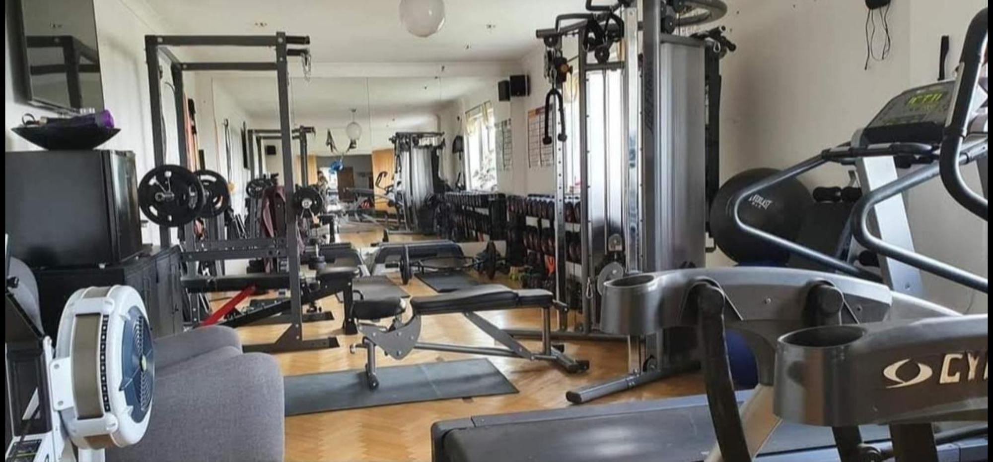 إيردري The Sleeping Dog Room At The Grumpy Schnauzer Bnb Huge Room, Luxe Suite, Private Hot Tub, Breakfast, Gym, Games Room, Farm Stay, Amazing المظهر الخارجي الصورة