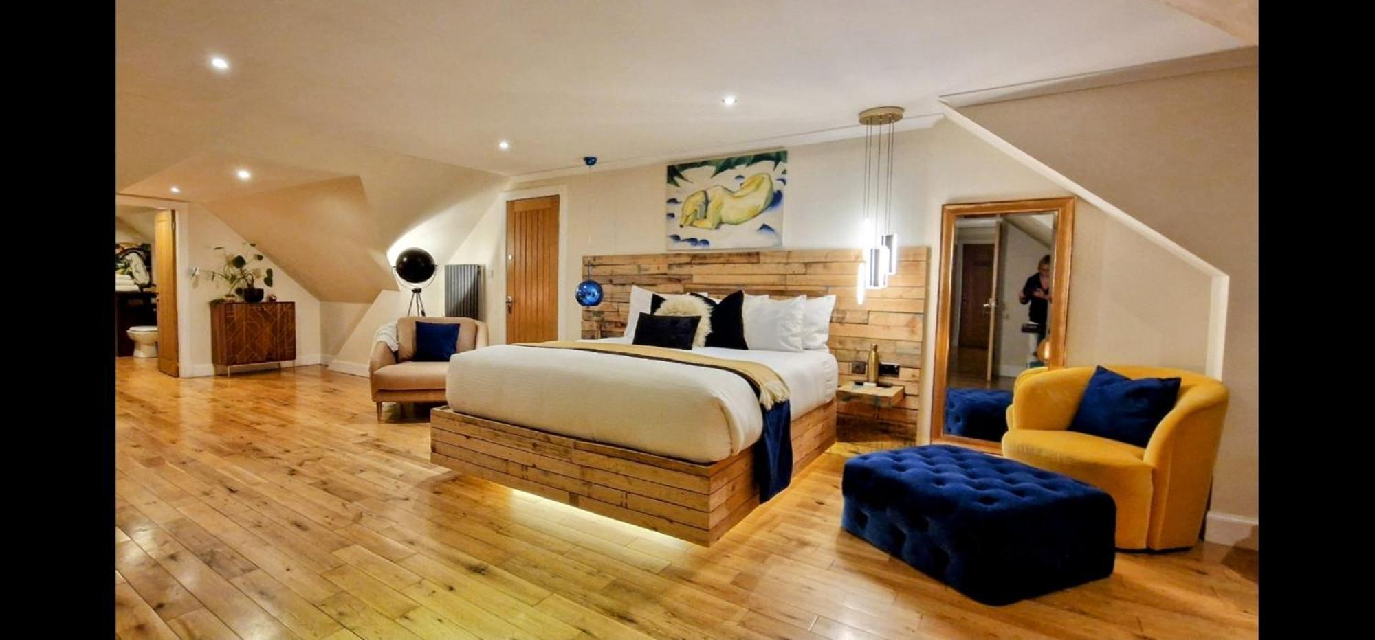 إيردري The Sleeping Dog Room At The Grumpy Schnauzer Bnb Huge Room, Luxe Suite, Private Hot Tub, Breakfast, Gym, Games Room, Farm Stay, Amazing المظهر الخارجي الصورة